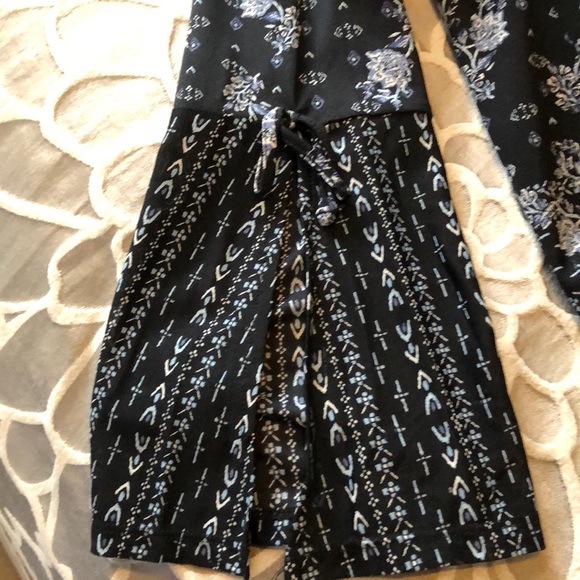 Black flowered long top. - Picture 4 of 4